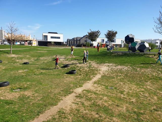 Schoolplein van Rk Bs De Cramignon in Eijsden met spelende kinderen. Schoolplein van Rk Bs De Cramignon in Eijsden met spelende kinderen.