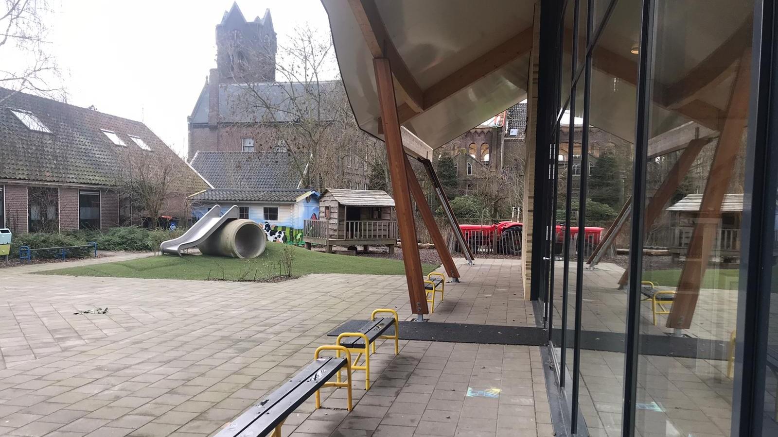Schoolplein van RKB Ter Does in Hoogmade met speeltuig en groene ruimte. Schoolplein van RKB Ter Does in Hoogmade met speeltuig en groene ruimte.
