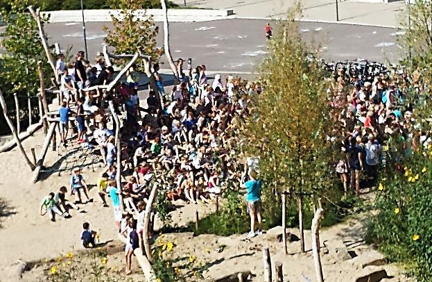 Schoolplein van SBO de Windroos, locatie de Goffert in Nijmegen met vele kinderen. Schoolplein van SBO de Windroos, locatie de Goffert in Nijmegen met vele kinderen.