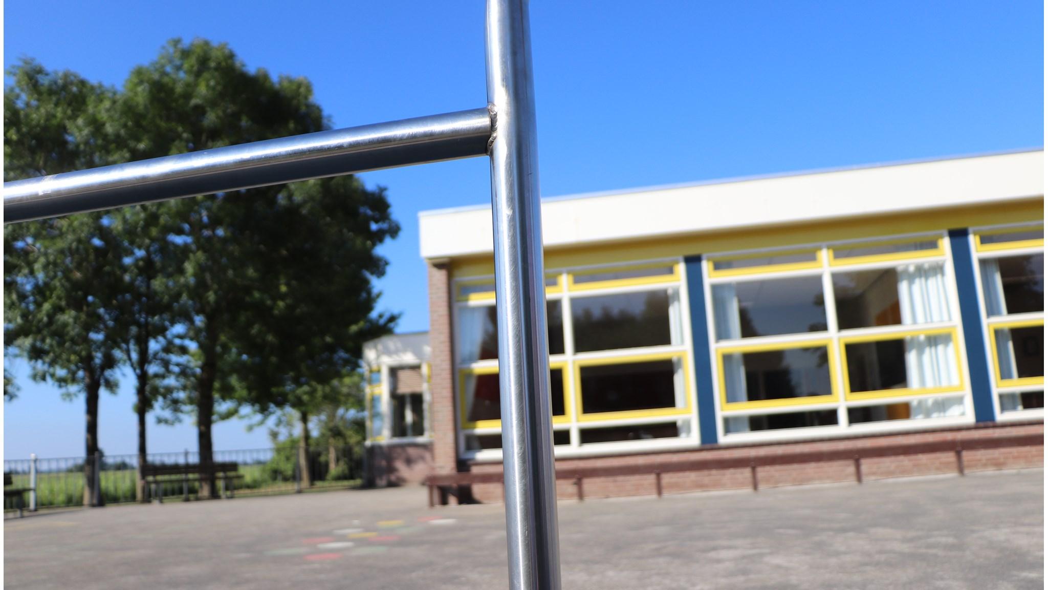 Schoolplein van School met de Bijbel in Zegveld met een zonnige lucht en bomen op de achtergrond. Schoolplein van School met de Bijbel in Zegveld met een zonnige lucht en bomen op de achtergrond.