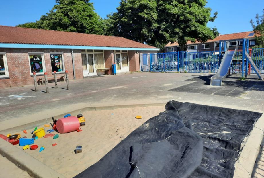 Schoolplein van School voor Speciaal Basisonderwijs De Driemaster in Dronten met zandbak en glijbaan. Schoolplein van School voor Speciaal Basisonderwijs De Driemaster in Dronten met zandbak en glijbaan.
