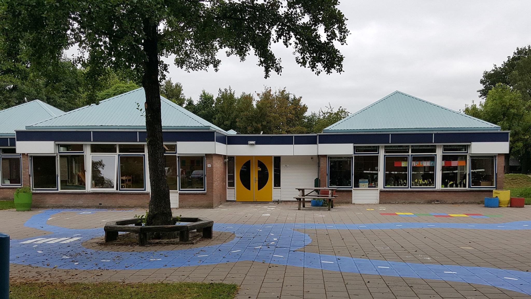Schoolplein van 'sws De Groene Borg' in Kornhorn met kleurrijke speelzone en ruime toegang.