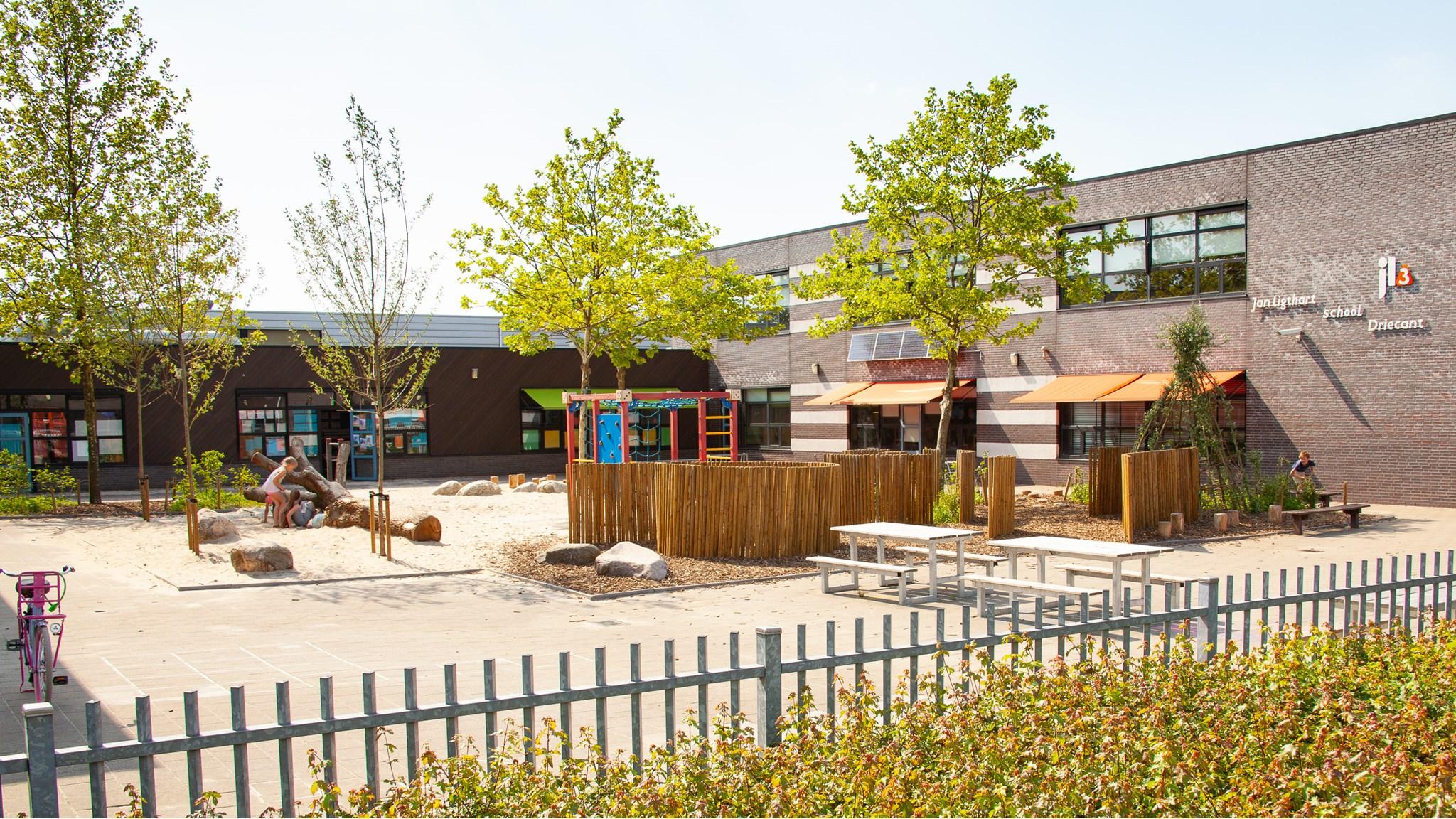 Schoolplein van Talent - Jan Ligthartschool Driecant in Tilburg met speeltoestellen en groenvoorzieningen. Schoolplein van Talent - Jan Ligthartschool Driecant in Tilburg met speeltoestellen en groenvoorzieningen.