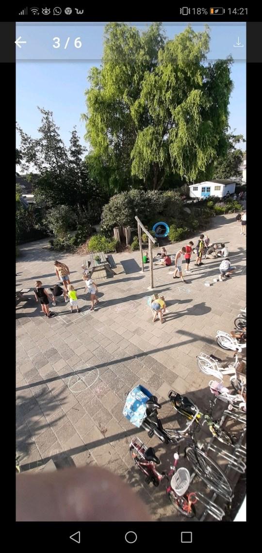 Schoolplein van TVH Jenaplanschool de Tandem in Hoorn met kinderen die spelen en creatief bezig zijn. Schoolplein van TVH Jenaplanschool de Tandem in Hoorn met kinderen die spelen en creatief bezig zijn.
