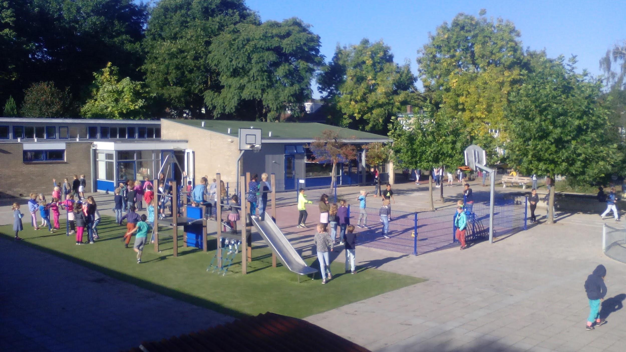 Schoolplein van Wereldkidz Montessori Zeist Griffensteyn in Zeist, met spelende kinderen en speeltoestellen. Schoolplein van Wereldkidz Montessori Zeist Griffensteyn in Zeist, met spelende kinderen en speeltoestellen.