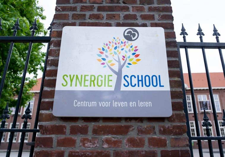 Sign van de Synergieschool St Alfonsus voor basisonderwijs in Roermond, met de tekst "Centrum voor leven en leren". Sign van de Synergieschool St Alfonsus voor basisonderwijs in Roermond, met de tekst "Centrum voor leven en leren".