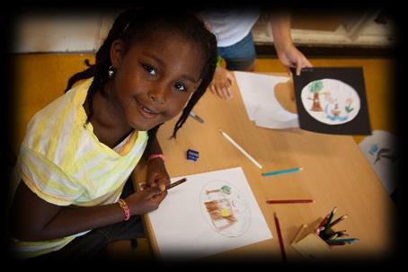 Sint Bernardusschool in Haarlem: een blije leerling kleurt creatief aan een bureau. Sint Bernardusschool in Haarlem: een blije leerling kleurt creatief aan een bureau.