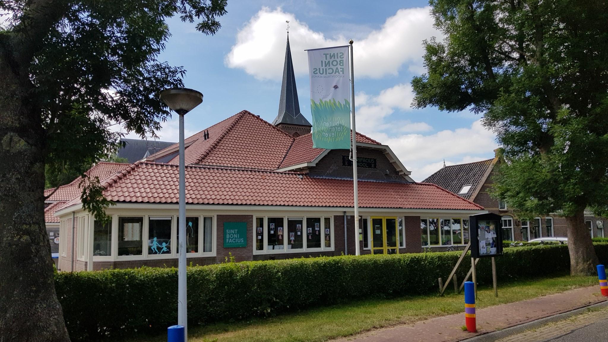 Sint Bonifacius Kindcentrum Reahûs is een school in Reahûs met een herkenbaar gebouw en een kleurrijke tuin. Sint Bonifacius Kindcentrum Reahûs is een school in Reahûs met een herkenbaar gebouw en een kleurrijke tuin.