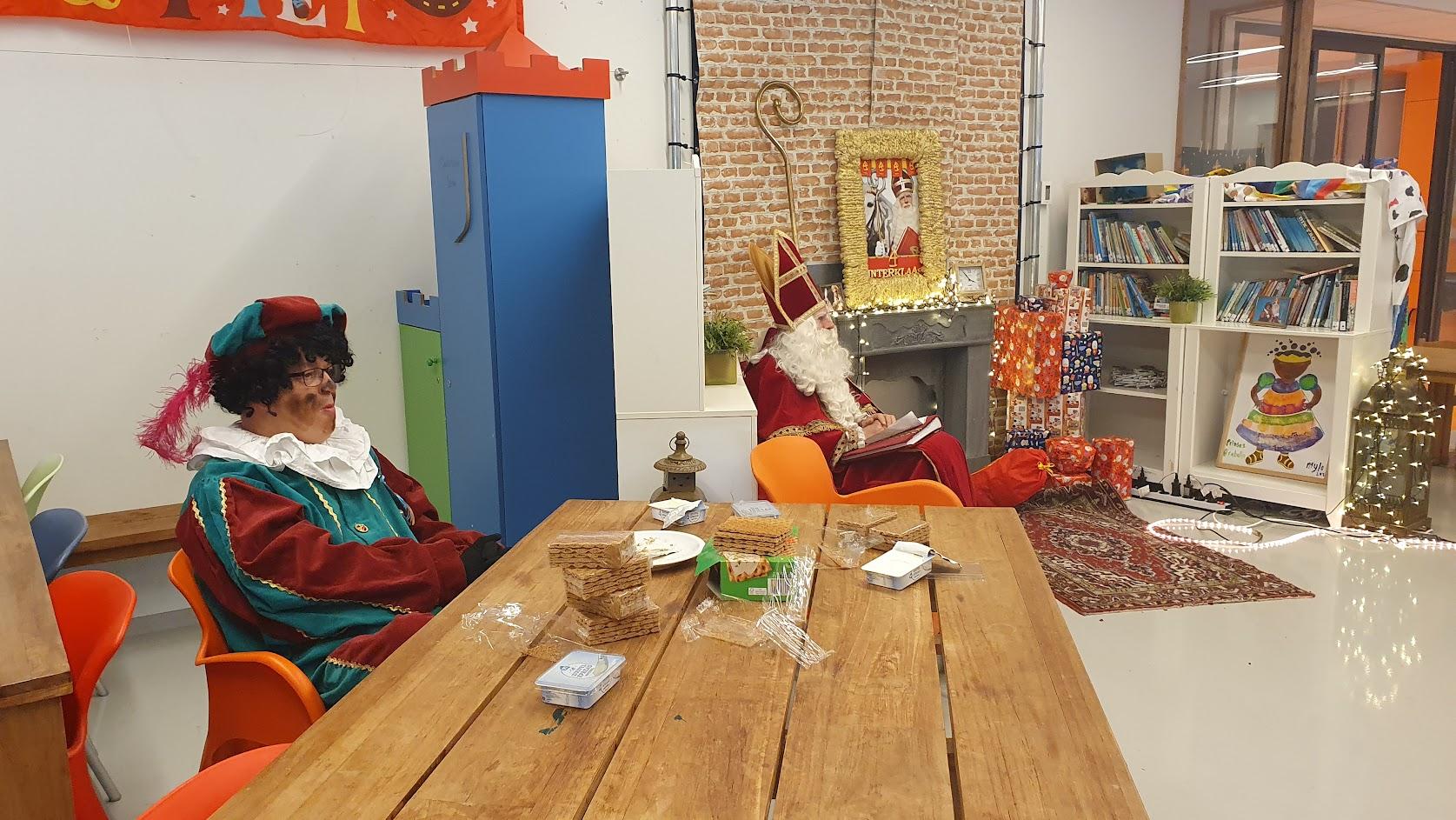 Sinterklaas en zijn hulp staan klaar voor het feest in de Wereldwijs, algemeen christelijke basisschool in Bilthoven. Sinterklaas en zijn hulp staan klaar voor het feest in de Wereldwijs, algemeen christelijke basisschool in Bilthoven.
