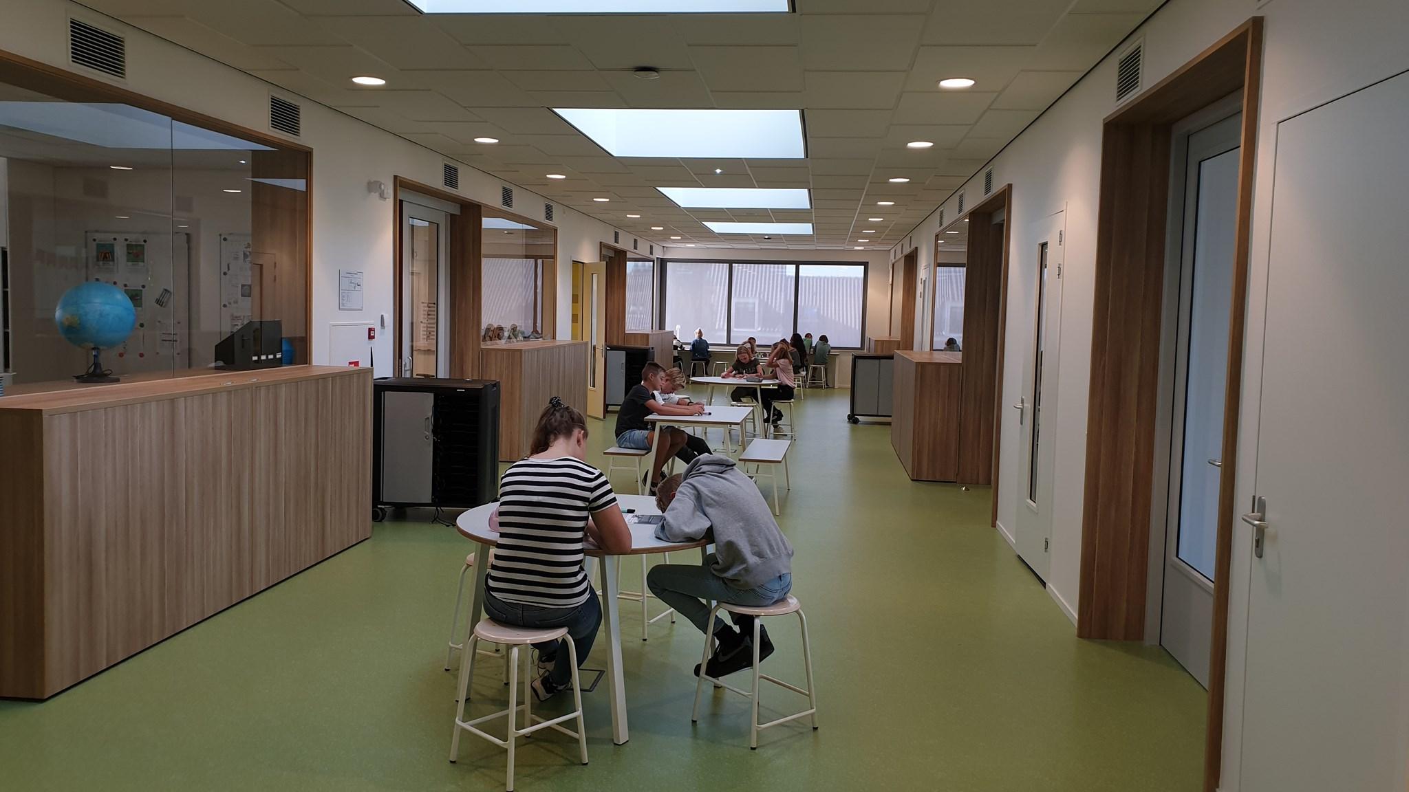 SmdB De Kandelaar in Ameide, met leerlingen die aan tafels studeren in een moderne leeromgeving.