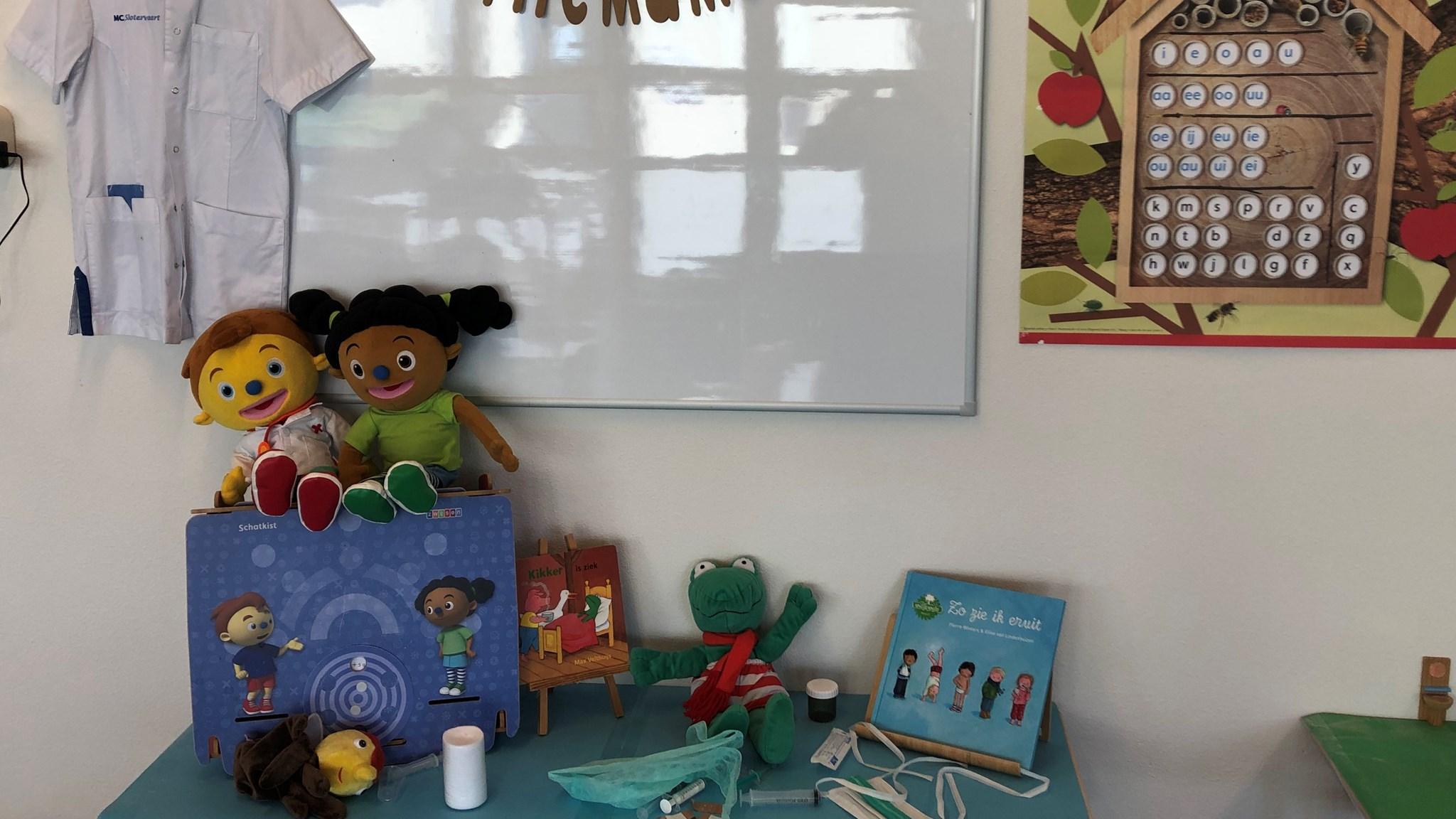 Speelgoed en leermiddelen op de tafel in het klaslokaal van Openbare Basisschool De Kweekvijver in Oostzaan.
