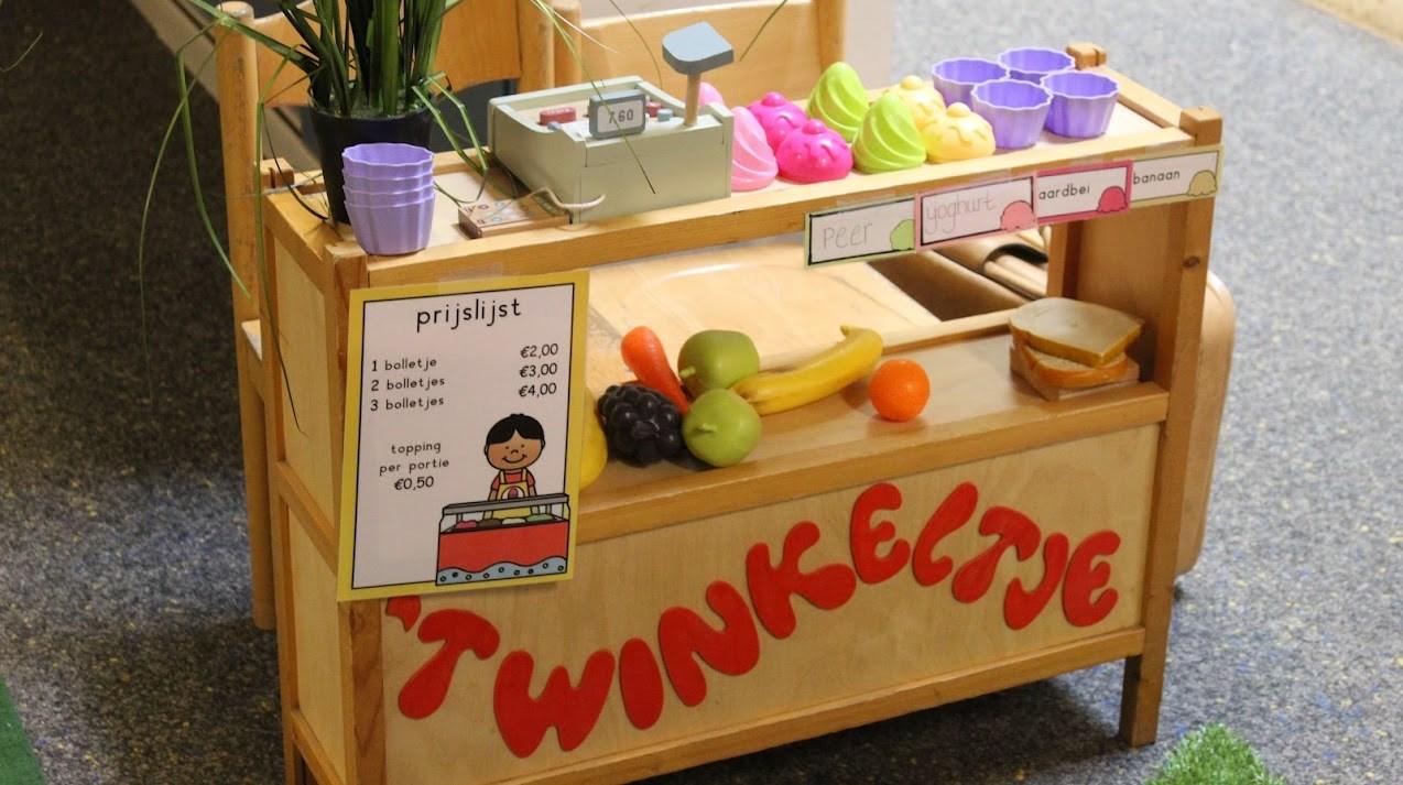 "Speelgoed winkeltje met prijskaart voor Basisschool 't Breerke in Maasbracht." "Speelgoed winkeltje met prijskaart voor Basisschool 't Breerke in Maasbracht."
