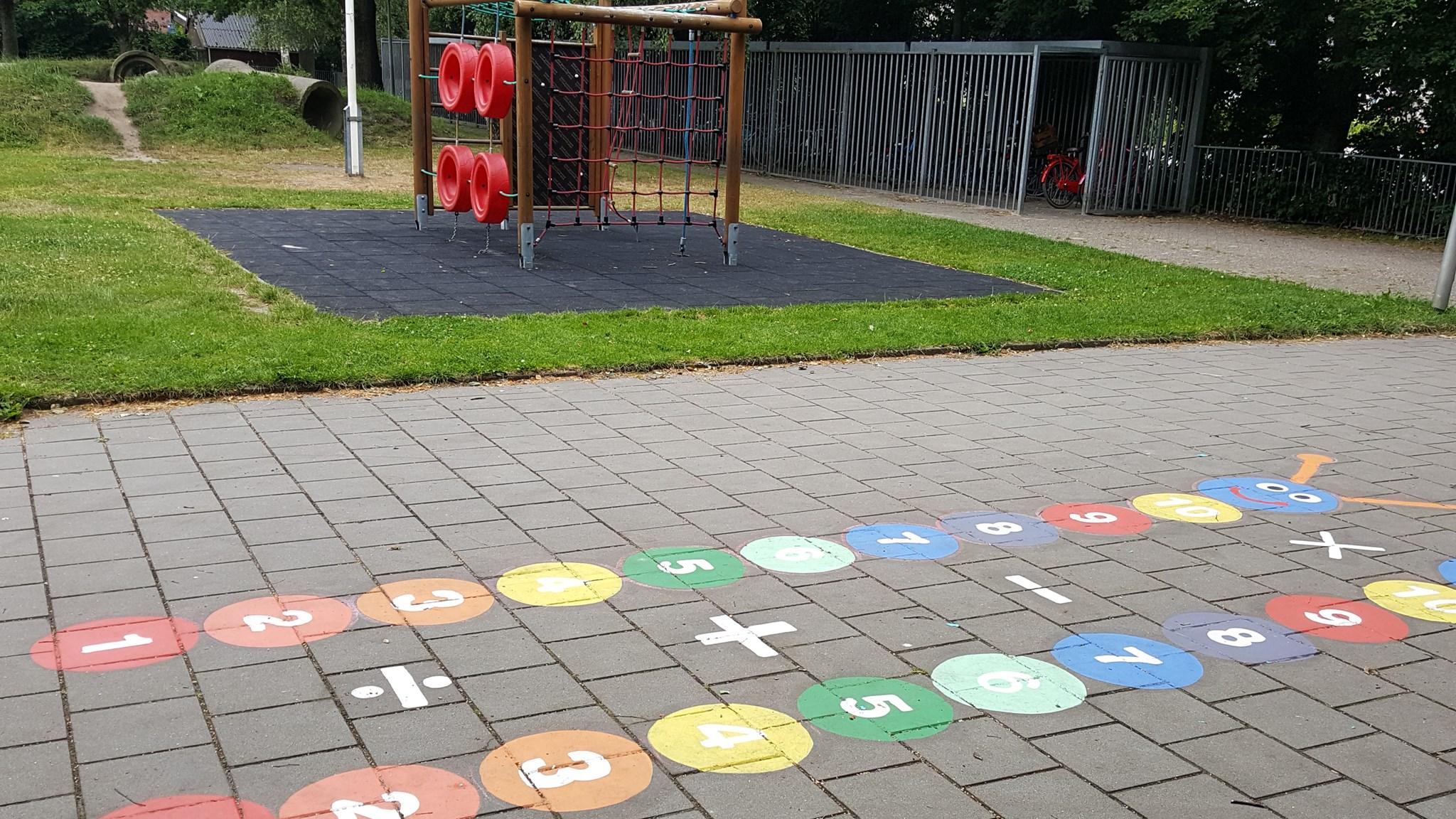 Speelplaats met educatieve speelelementen op 'sws De Groene Borg' in Kornhorn.
