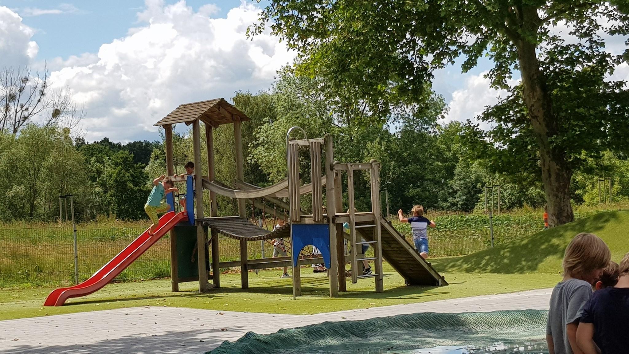 Speelplaats van Basisschool Witheim in Mechelen met kinderen die plezier hebben op de glijbaan en klimtoestellen. Speelplaats van Basisschool Witheim in Mechelen met kinderen die plezier hebben op de glijbaan en klimtoestellen.
