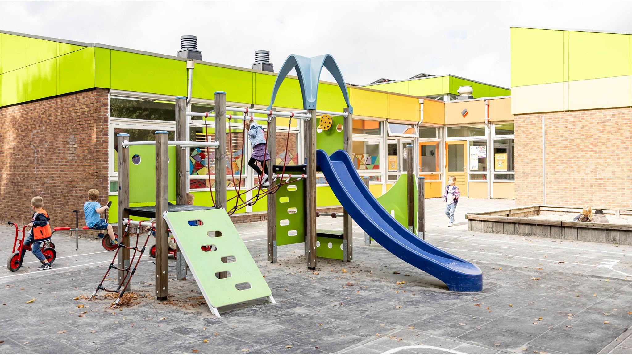 Speelplaats van CBS Het Galjoen in Hoogezand met kleurrijke speeltoestellen. Speelplaats van CBS Het Galjoen in Hoogezand met kleurrijke speeltoestellen.