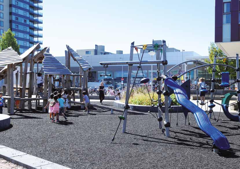 Speelplaats van de Amsterdam International Community School (AICS) in Amsterdam met kinderen die spelen. Speelplaats van de Amsterdam International Community School (AICS) in Amsterdam met kinderen die spelen.