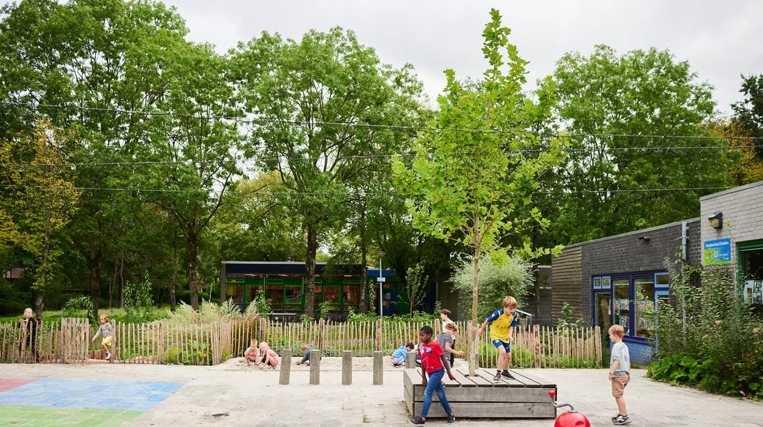 Speelplaats van de Bredero-School in Groningen met kinderen die aan het spelen zijn. Speelplaats van de Bredero-School in Groningen met kinderen die aan het spelen zijn.