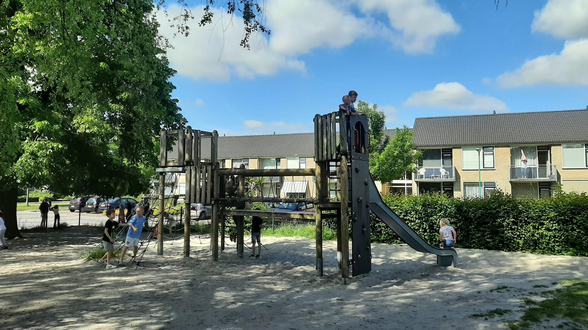 Speelplaats van Obs Boekhorst in Oosterwolde (Fryslân) met kinderen die spelen. Speelplaats van Obs Boekhorst in Oosterwolde (Fryslân) met kinderen die spelen.