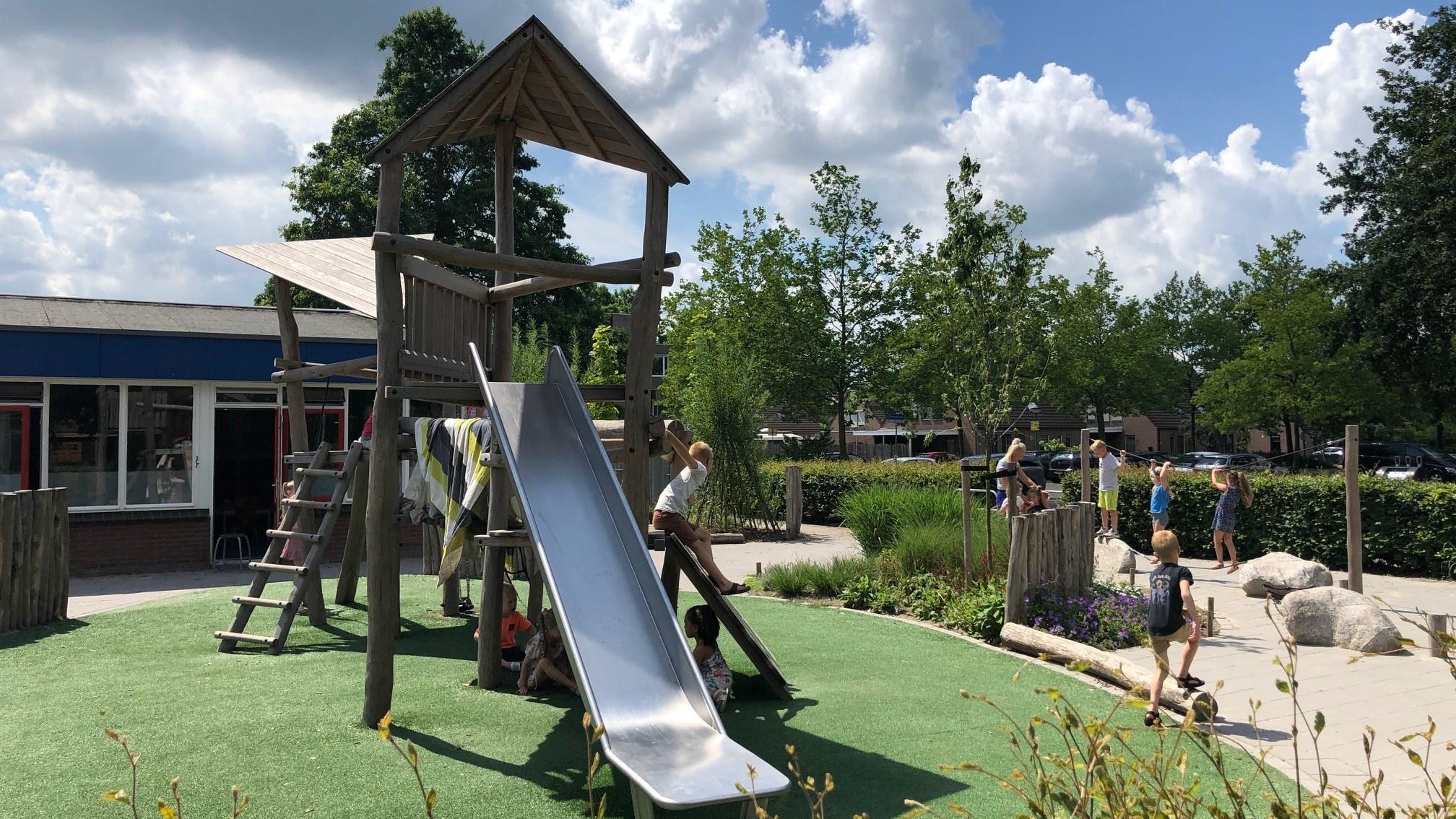 Speelplaats van Openbare Basisschool De Lisdodde in Emmen met kinderen die spelen. Speelplaats van Openbare Basisschool De Lisdodde in Emmen met kinderen die spelen.