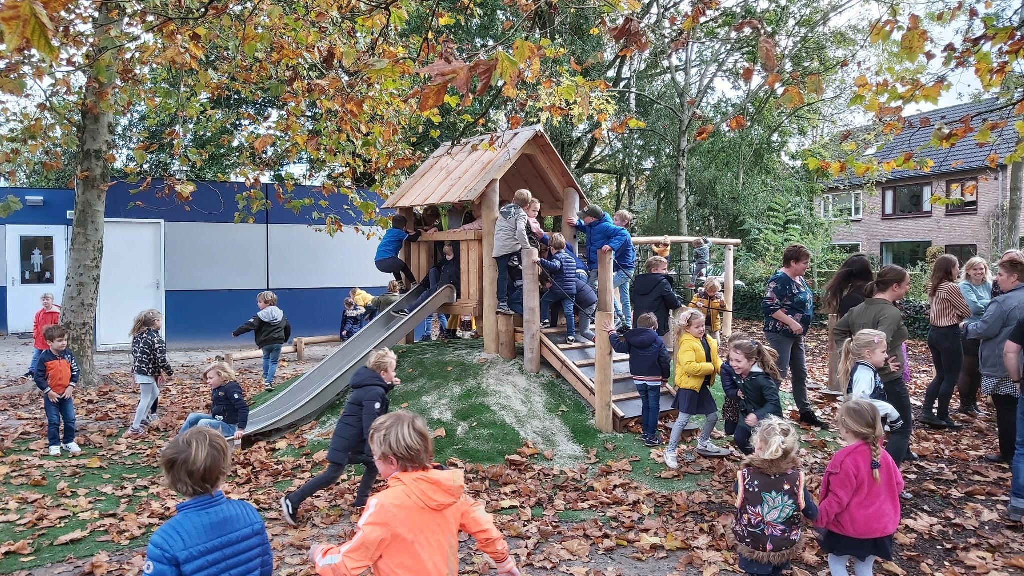 Speelplezier op het schoolplein van Openbare Basisschool De Klokkebei in Ulvenhout tijdens het herfstseizoen. Speelplezier op het schoolplein van Openbare Basisschool De Klokkebei in Ulvenhout tijdens het herfstseizoen.