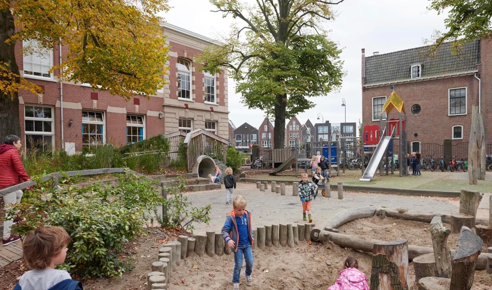 Speelplezier op het schoolplein van Openbare Basisschool De Kring in Haarlem. Speelplezier op het schoolplein van Openbare Basisschool De Kring in Haarlem.