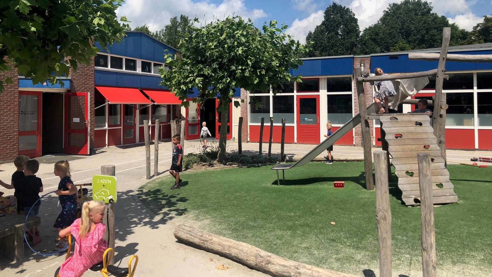 Speelplezier op het schoolplein van Openbare Basisschool De Lisdodde in Emmen. Speelplezier op het schoolplein van Openbare Basisschool De Lisdodde in Emmen.