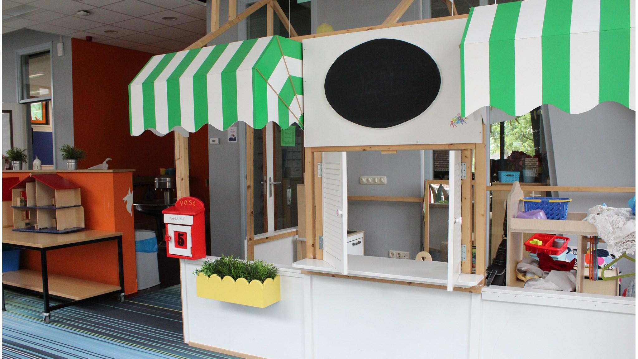 Speelruimte met een houten verkoopstand in Basisschool Neel in Roermond. Speelruimte met een houten verkoopstand in Basisschool Neel in Roermond.