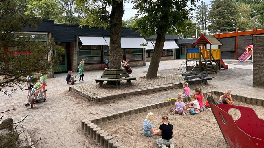Speeltijd op het schoolplein van Christelijke basisschool De Ark in Daarle. Speeltijd op het schoolplein van Christelijke basisschool De Ark in Daarle.