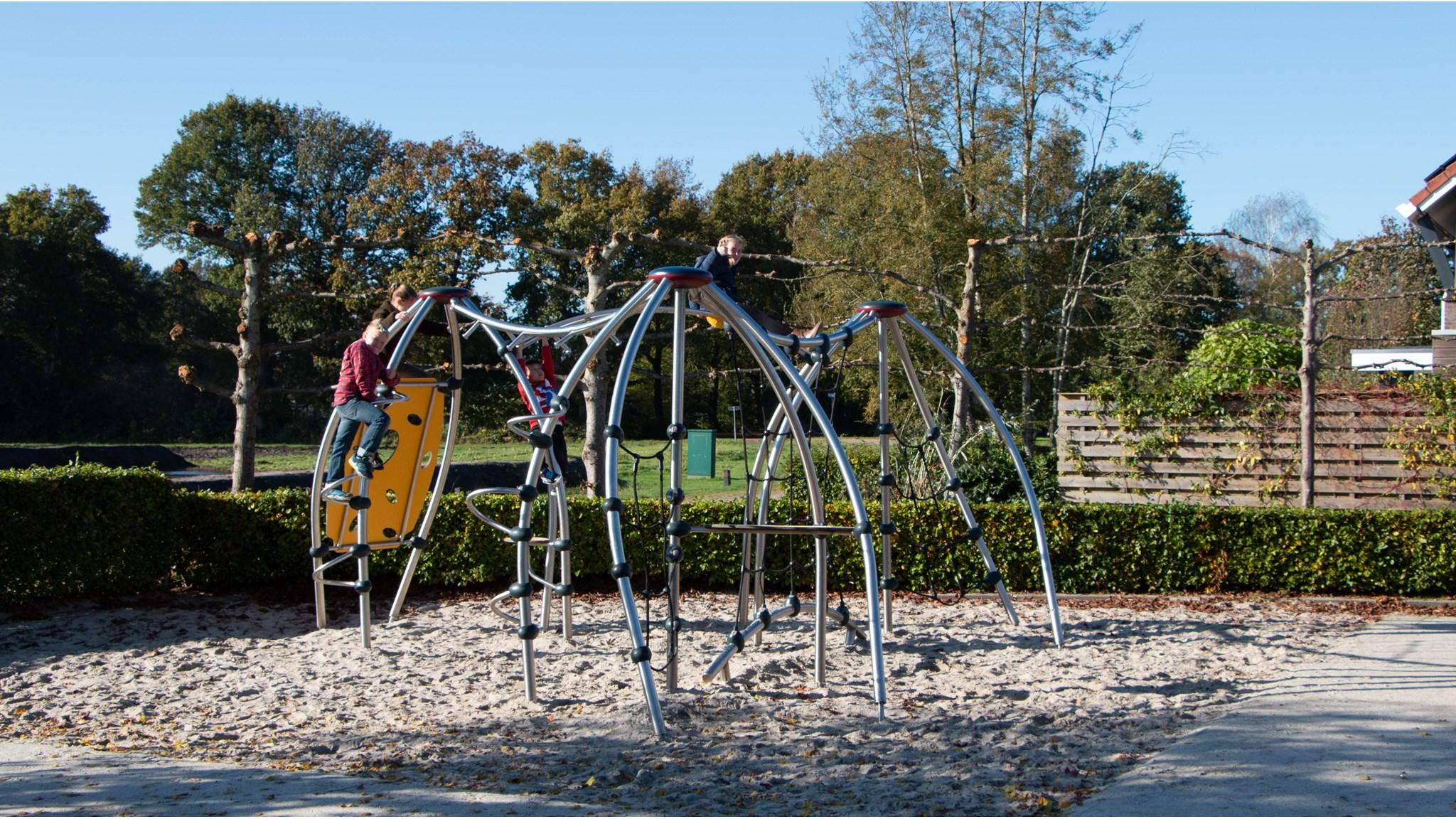 Speeltoestel in het schoolplein van Openbare Basisschool De Singelier in Diever. Speeltoestel in het schoolplein van Openbare Basisschool De Singelier in Diever.