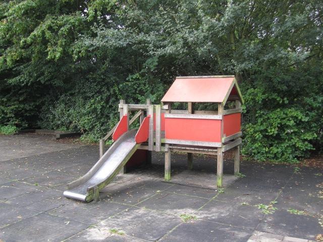Speeltoestel met glijbaan op het schoolplein van Basisschool de Wegwijzer in Serooskerke (Gem. Veere). Speeltoestel met glijbaan op het schoolplein van Basisschool de Wegwijzer in Serooskerke (Gem. Veere).