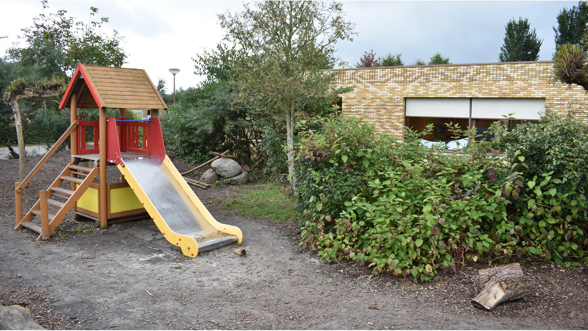Speeltoestel op het schoolplein van Christelijke basisschool De Ster in Harkstede (Gem. Midden-Groningen). Speeltoestel op het schoolplein van Christelijke basisschool De Ster in Harkstede (Gem. Midden-Groningen).