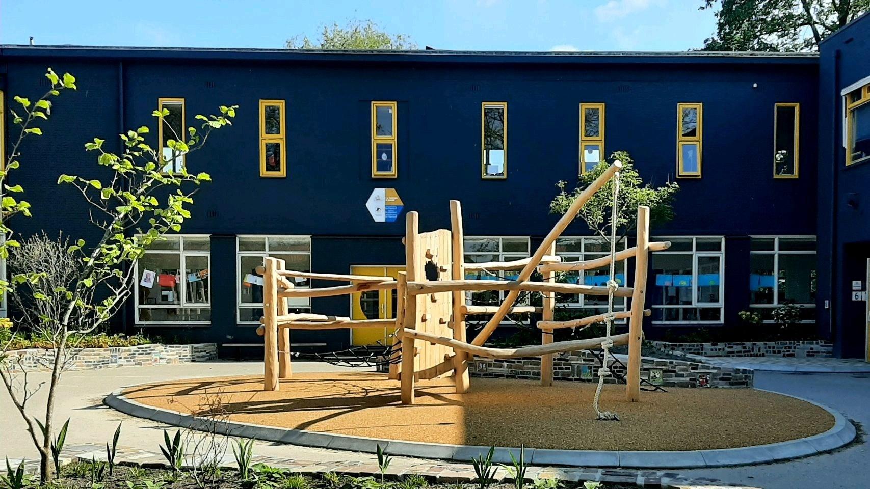 Speeltoestel op het schoolplein van RK Basisschool De Bijenkorf in Gouda. Speeltoestel op het schoolplein van RK Basisschool De Bijenkorf in Gouda.