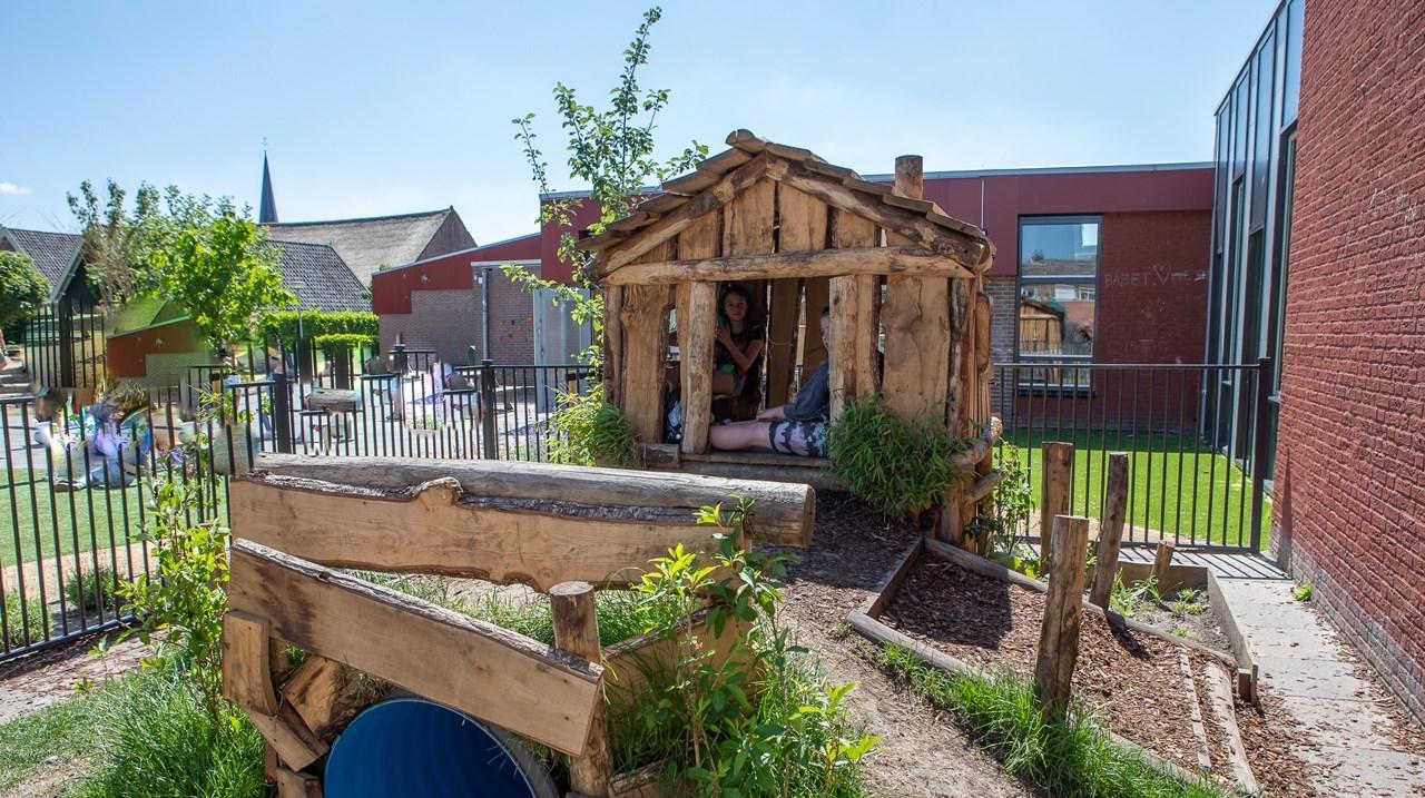 Speeltoestel voor kinderen op het schoolplein van obs Prinses Wilhelmina in Lexmond.