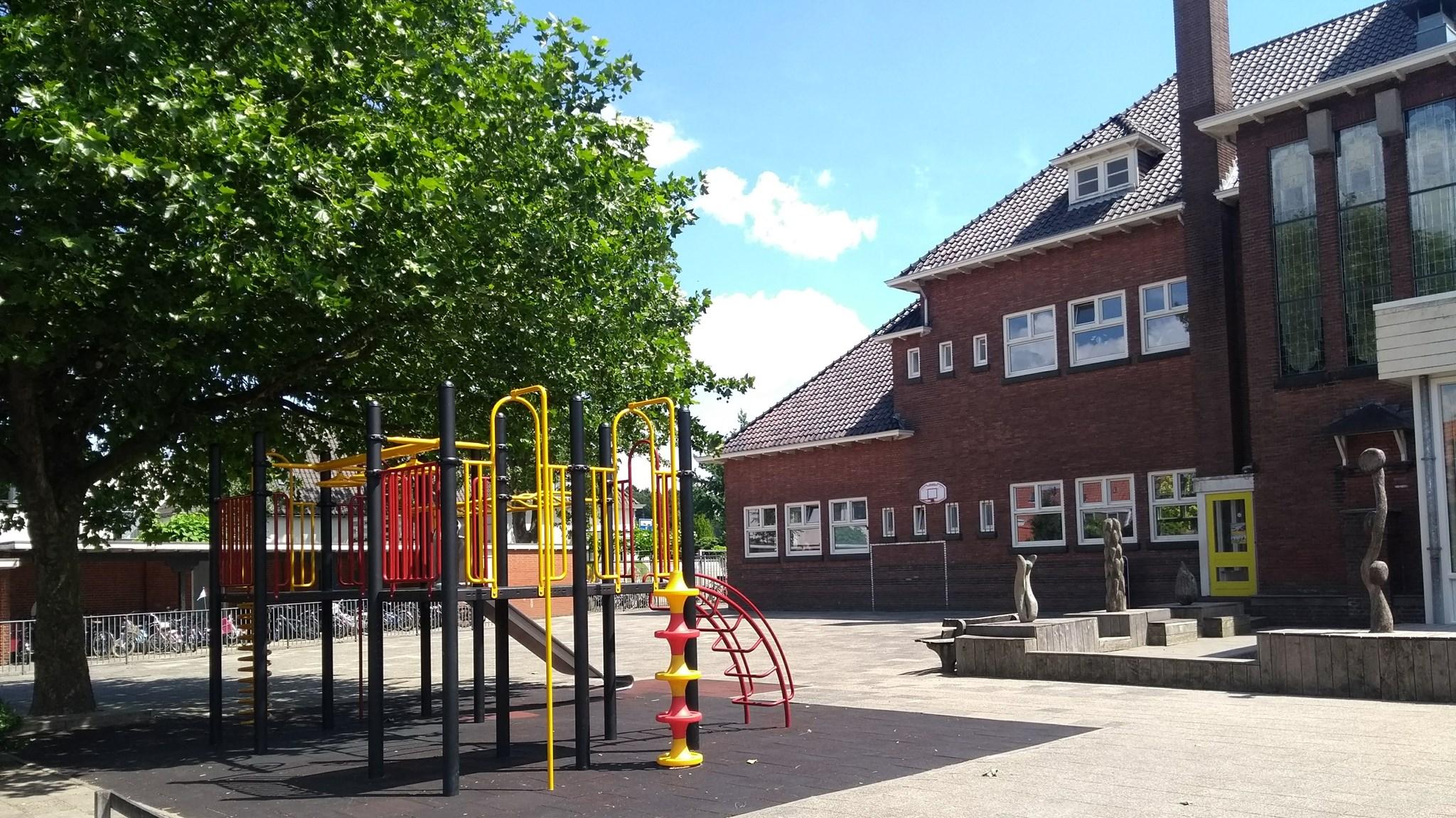 Speeltoestellen op het schoolplein van Christelijke basisschool de Bron in Enschede. Speeltoestellen op het schoolplein van Christelijke basisschool de Bron in Enschede.