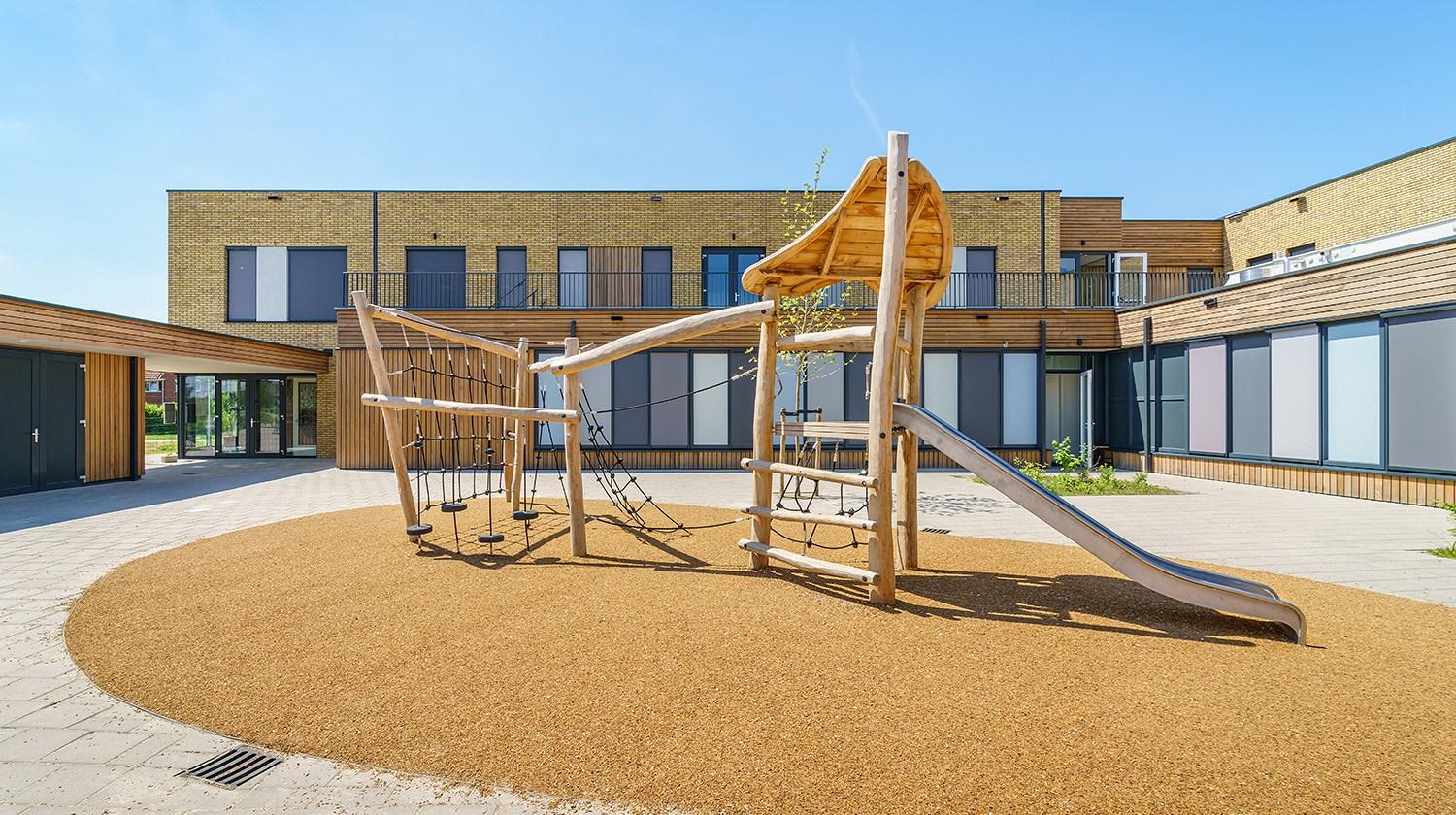 Speeltoestellen op het schoolplein van De Bataaf in Tiel. Speeltoestellen op het schoolplein van De Bataaf in Tiel.