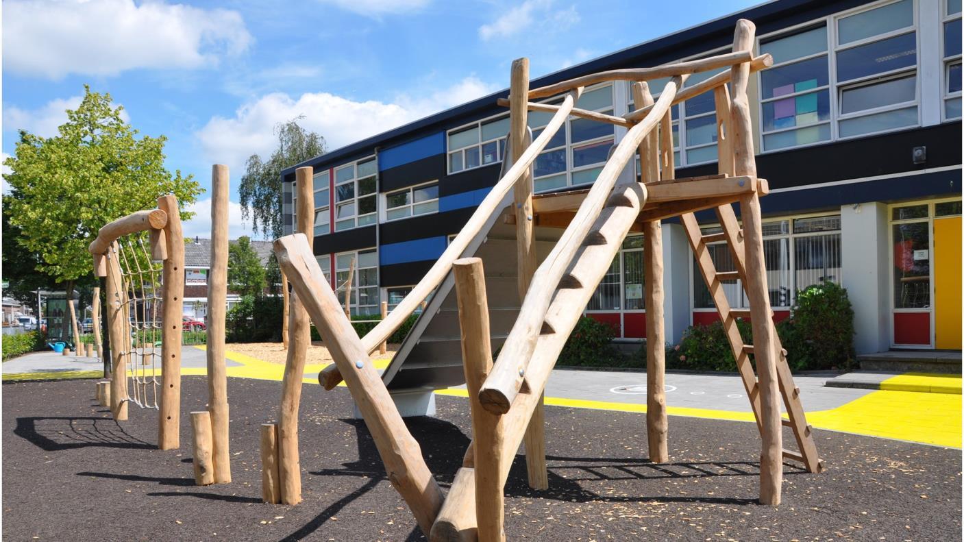 Speeltoestellen op het schoolplein van De Goudakker in Gouda. Speeltoestellen op het schoolplein van De Goudakker in Gouda.
