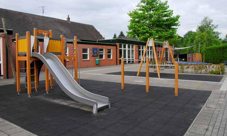 Speeltoestellen op het schoolplein van De Meander in Nieuwegein.