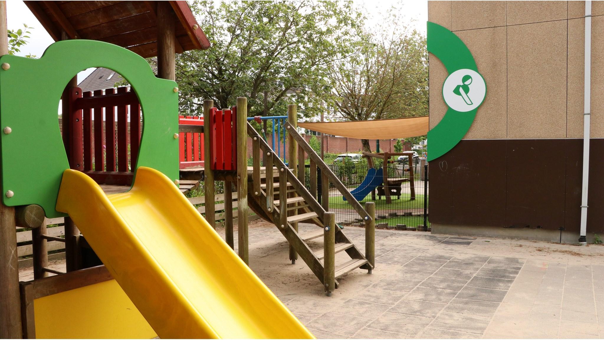 Speeltoestellen op het schoolplein van De Pionier in Maarssen. Speeltoestellen op het schoolplein van De Pionier in Maarssen.