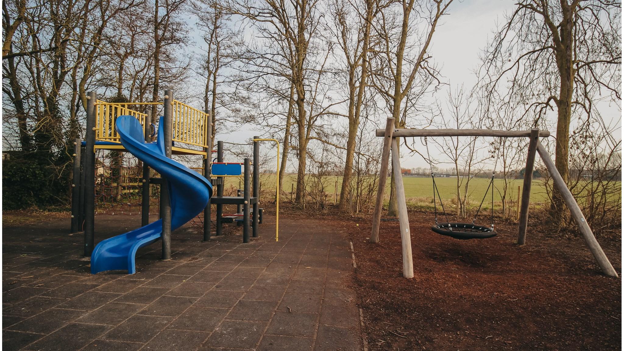 Speeltoestellen op het schoolplein van Openbare Basisschool De Kustschool in Cadzand. Speeltoestellen op het schoolplein van Openbare Basisschool De Kustschool in Cadzand.