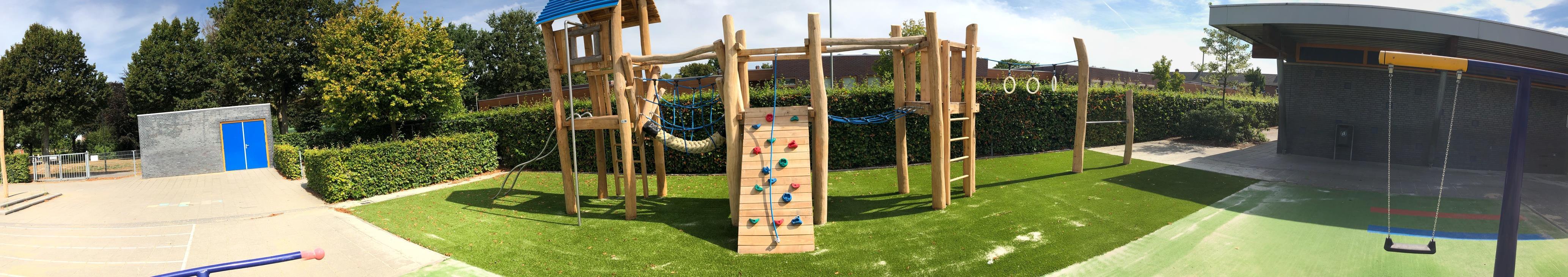 Speeltoestellen op het schoolplein van School voor Speciaal Basisonderwijs De Horst in Echt. Speeltoestellen op het schoolplein van School voor Speciaal Basisonderwijs De Horst in Echt.