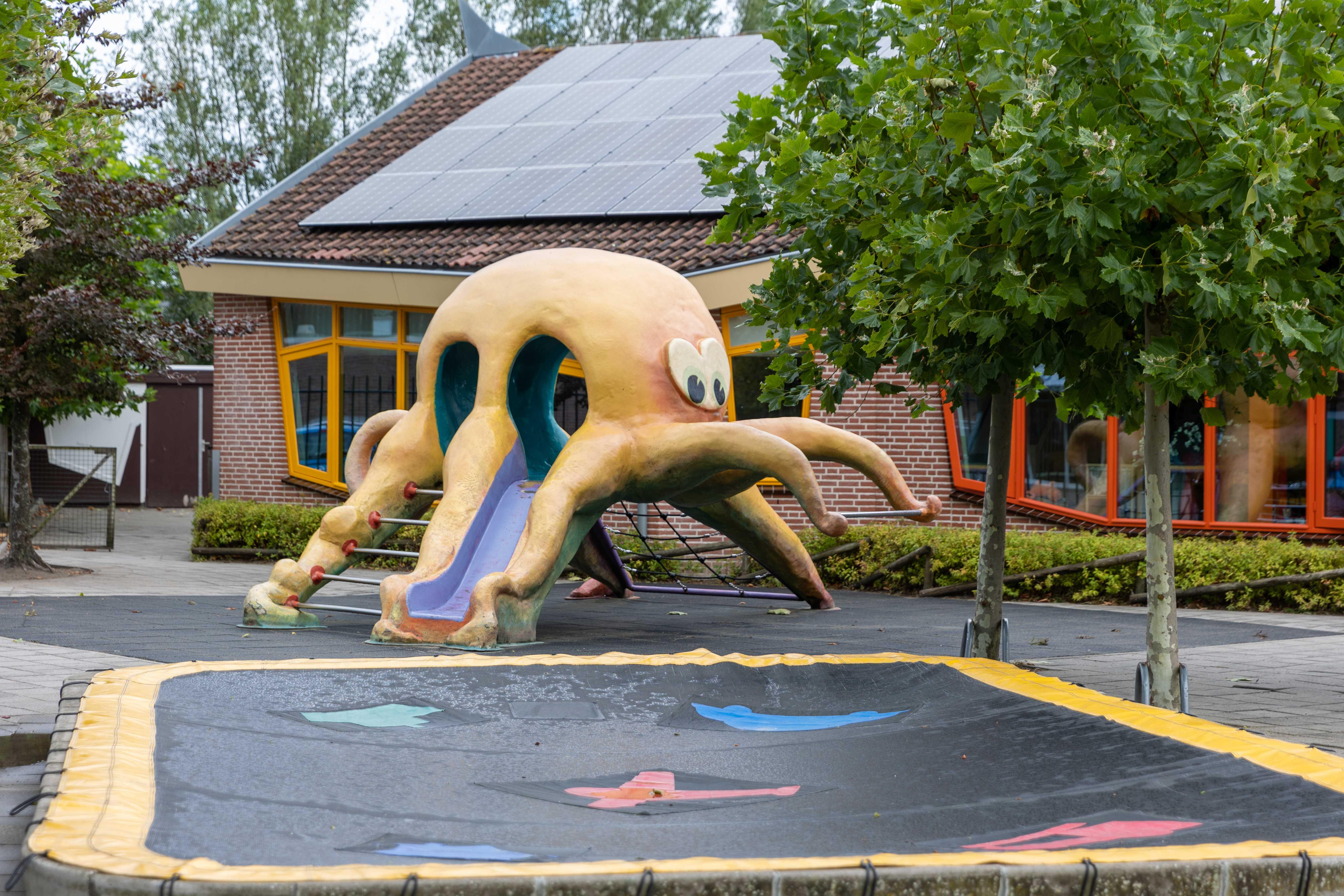 Speeltuin van IKC De Inktvis in Dirksland met een kleurrijke octopusglijbaan en trampoline. Speeltuin van IKC De Inktvis in Dirksland met een kleurrijke octopusglijbaan en trampoline.