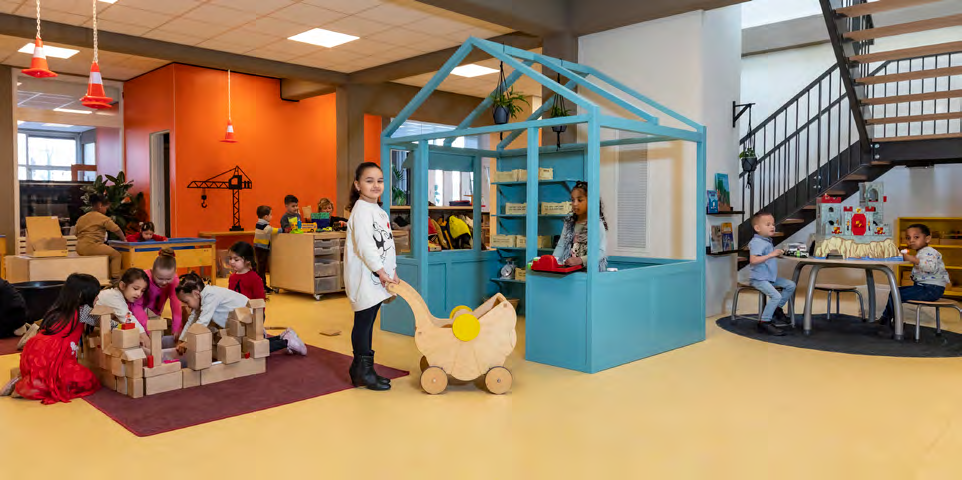 Speelzaal van KC Het Oude Westen in Rotterdam, waar kinderen creatief hun tijd doorbrengen met spelen en leren. Speelzaal van KC Het Oude Westen in Rotterdam, waar kinderen creatief hun tijd doorbrengen met spelen en leren.