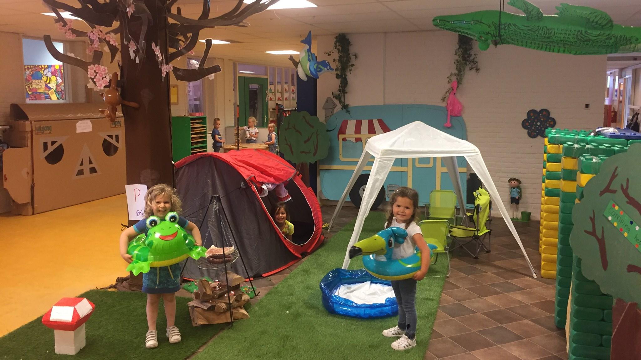 Speelzone voor kinderen in Basisschool De Biekorf in Geertruidenberg met tenten en speelaccessoires. Speelzone voor kinderen in Basisschool De Biekorf in Geertruidenberg met tenten en speelaccessoires.