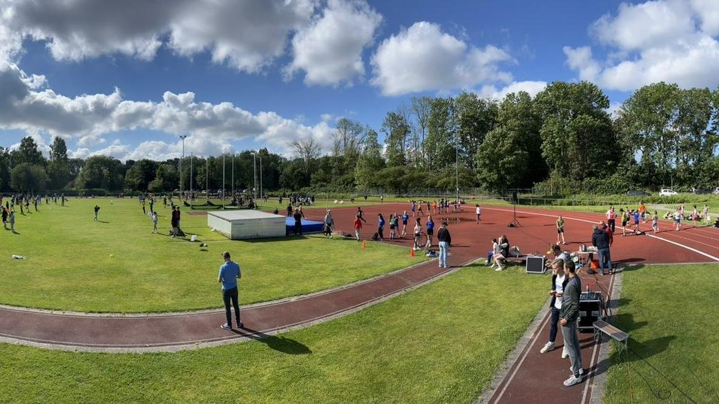 Sportevenement op het schoolplein van Liduina in Den Haag met leerlingen die deelnemen aan verschillende activiteiten. Sportevenement op het schoolplein van Liduina in Den Haag met leerlingen die deelnemen aan verschillende activiteiten.