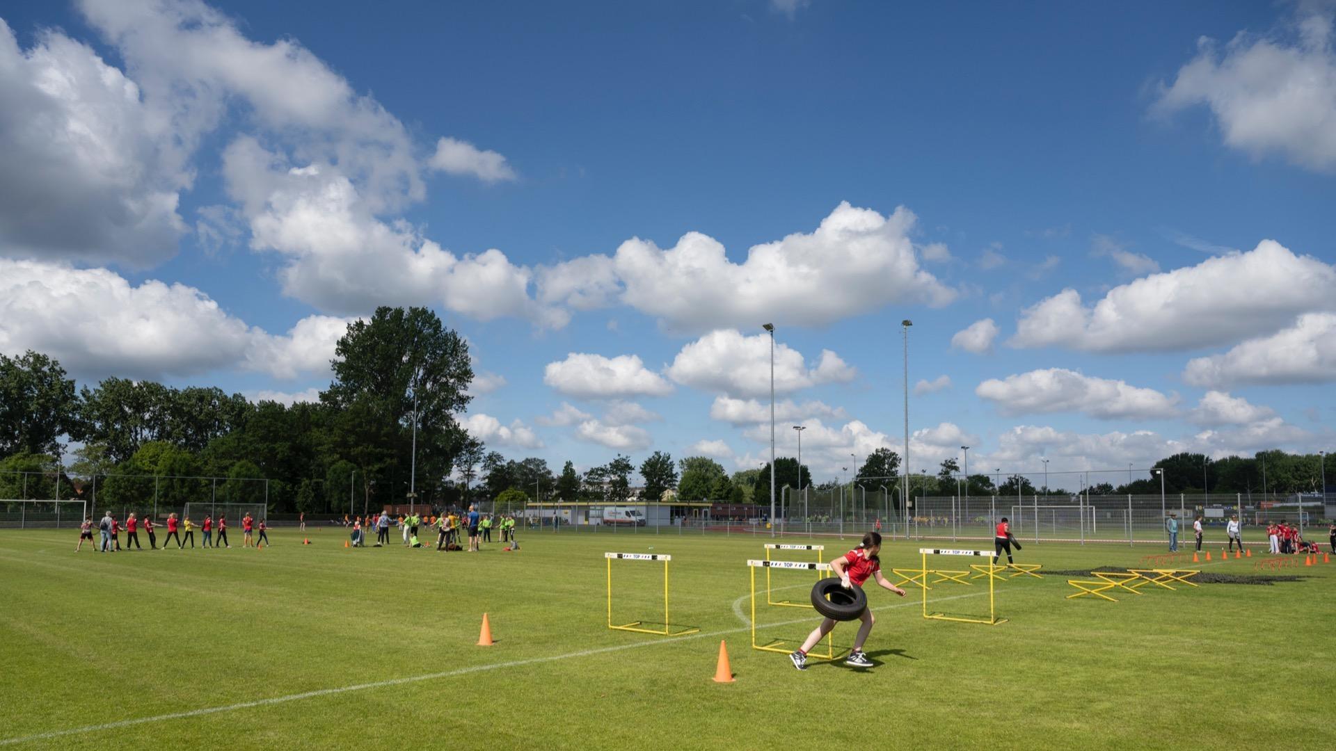 Sportsactiviteiten op het schoolplein van Jenaplanschool Montini in Baarn. Sportsactiviteiten op het schoolplein van Jenaplanschool Montini in Baarn.