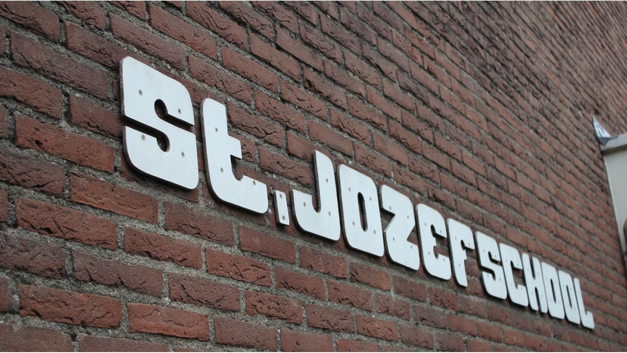 St. Jozef School in Nieuw Namen met een opvallende muurdecoratie. St. Jozef School in Nieuw Namen met een opvallende muurdecoratie.
