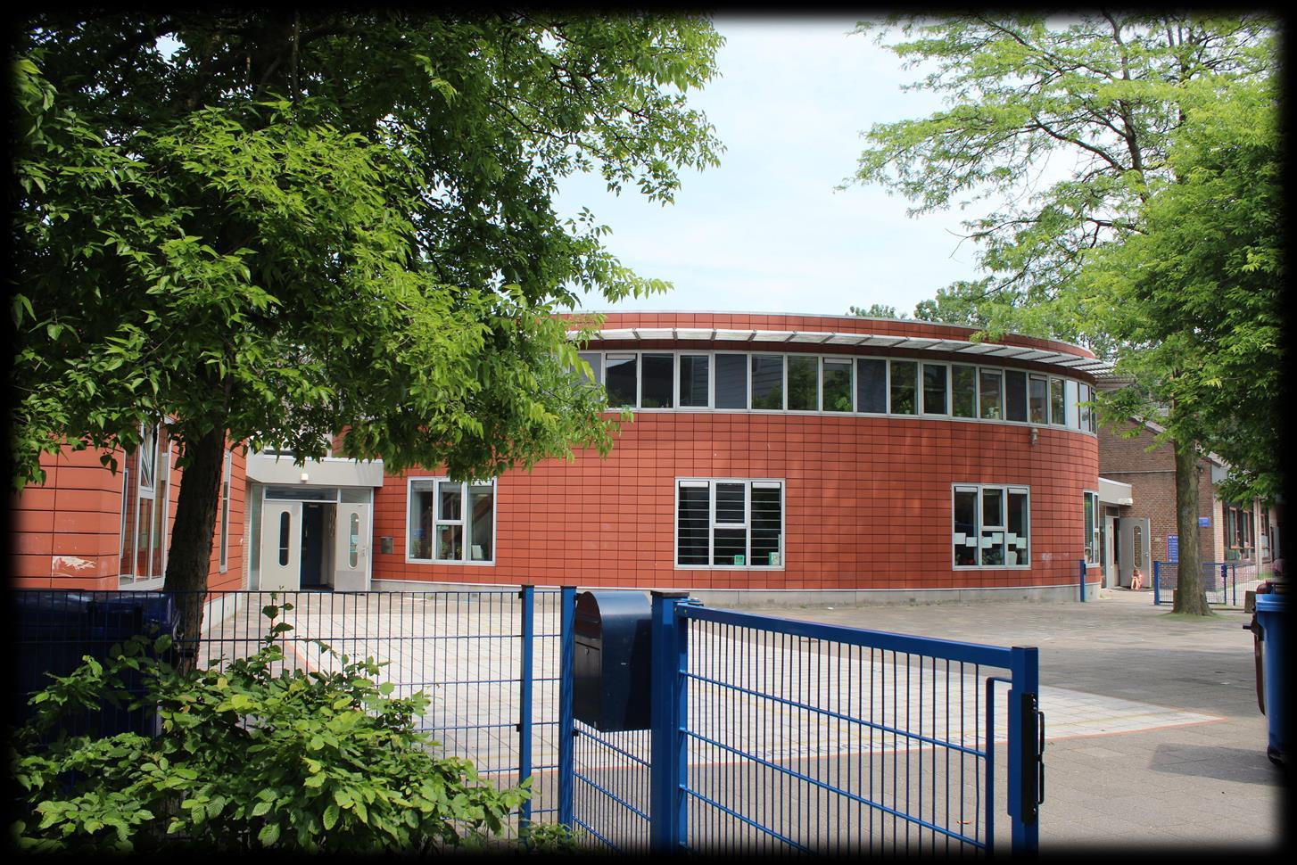 St. Petrusschool in Diemen met een modern schoolgebouw en een schoolplein. St. Petrusschool in Diemen met een modern schoolgebouw en een schoolplein.