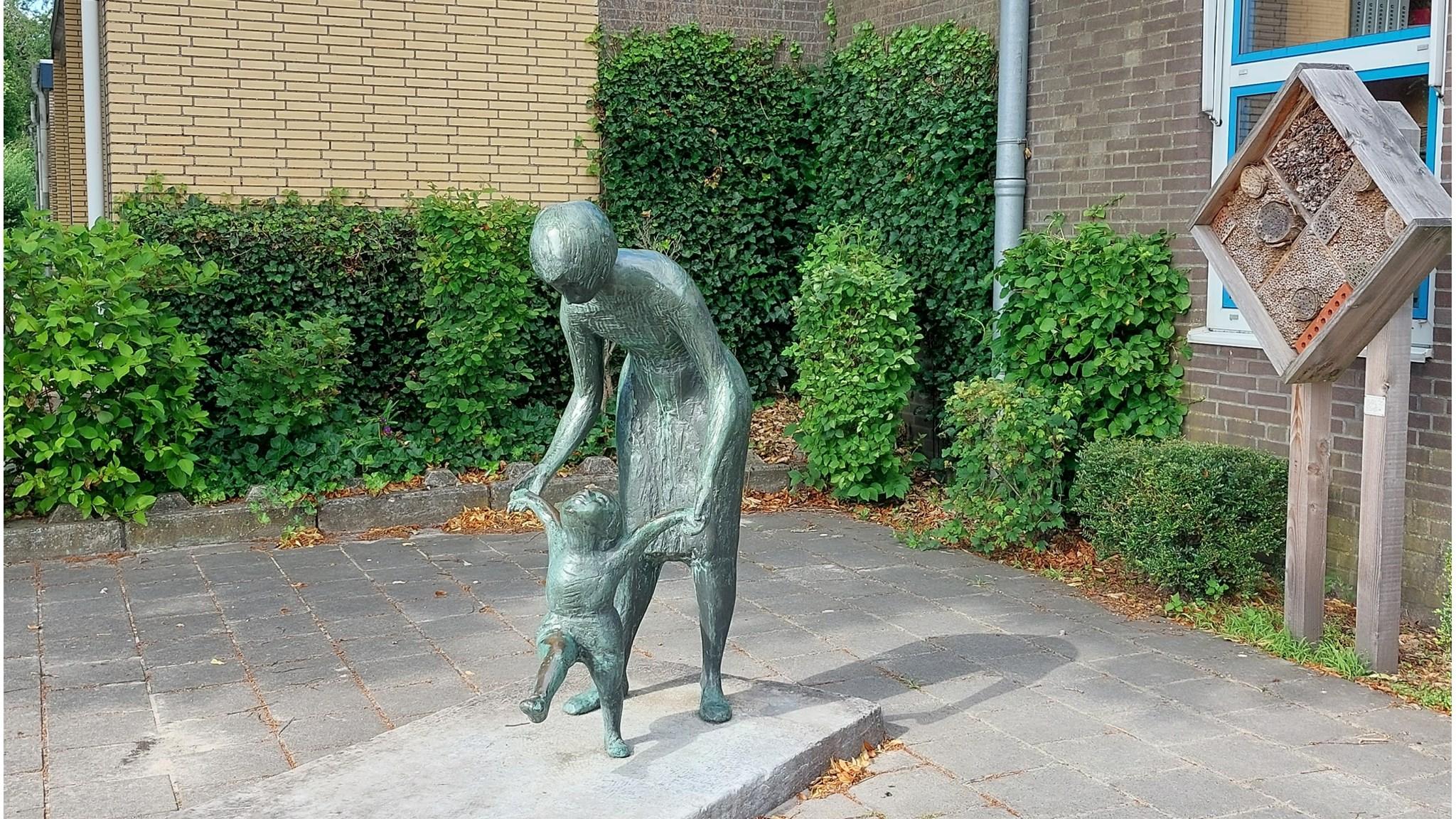 Standbeeld van een moeder en kind voor Basisschool De Veste in Waspik. Standbeeld van een moeder en kind voor Basisschool De Veste in Waspik.