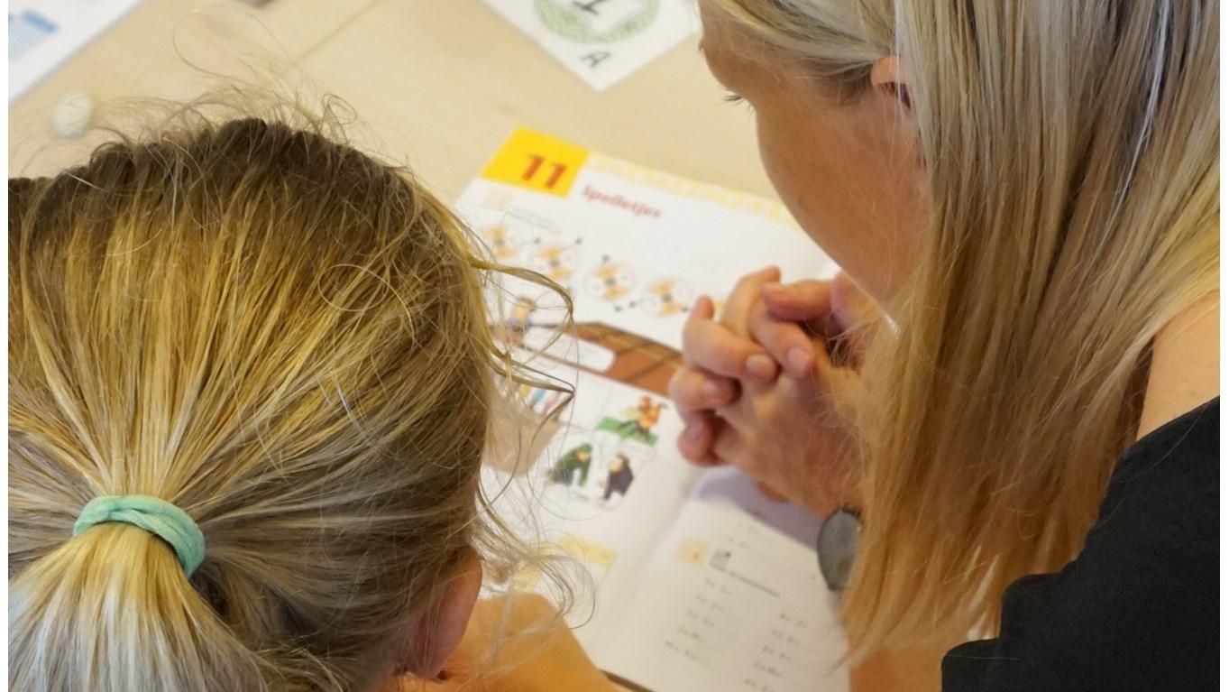 Studenten van Montessori Basisschool De Kosmos in Hoogland werken samen aan een leeractiviteit. Studenten van Montessori Basisschool De Kosmos in Hoogland werken samen aan een leeractiviteit.