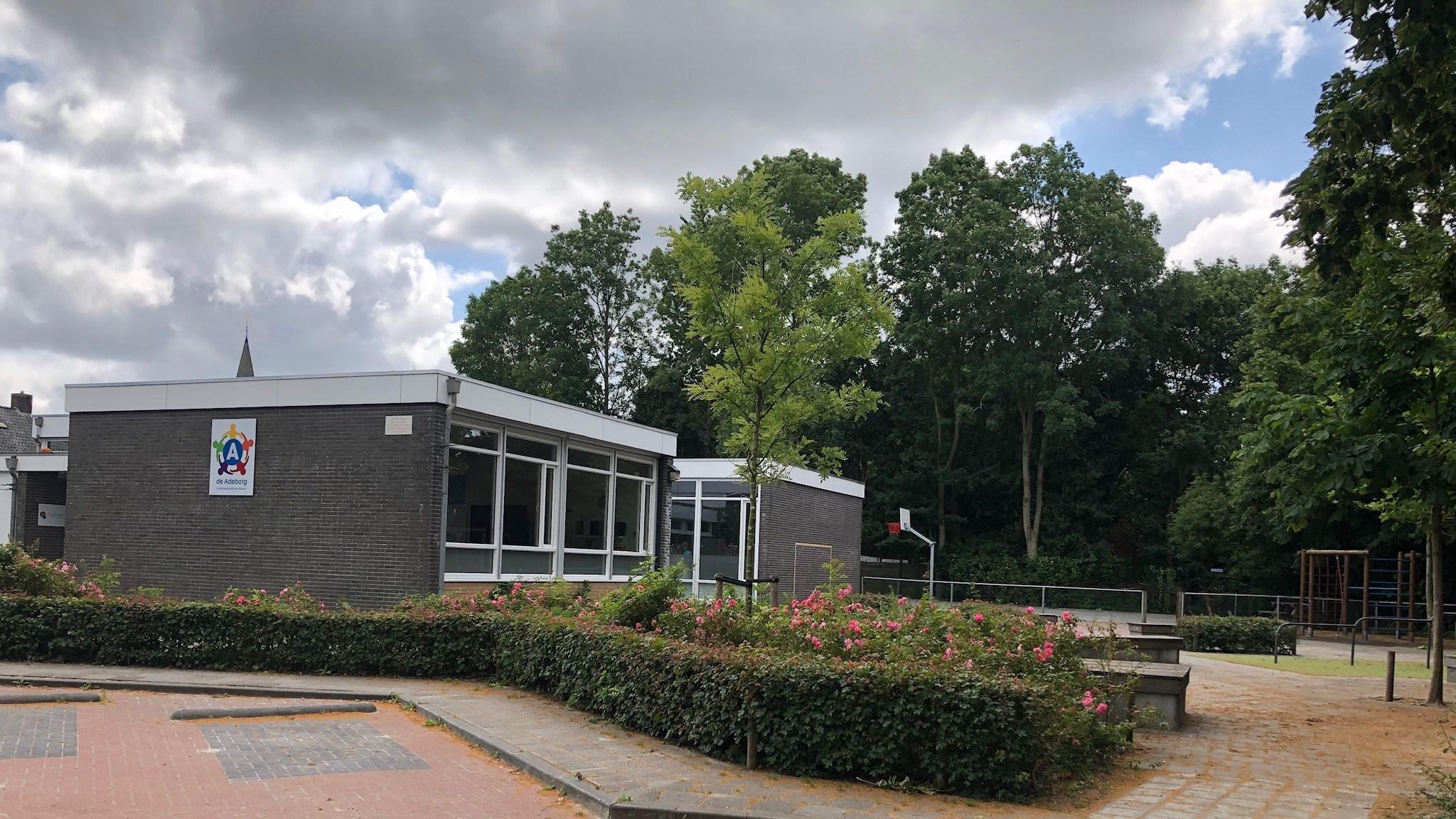 SWS De Adeborg in Aduard, met een uitzicht op het schoolplein omringd door groen. SWS De Adeborg in Aduard, met een uitzicht op het schoolplein omringd door groen.